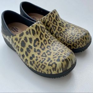 CROCS triple comfort slips resistant clogs leopard